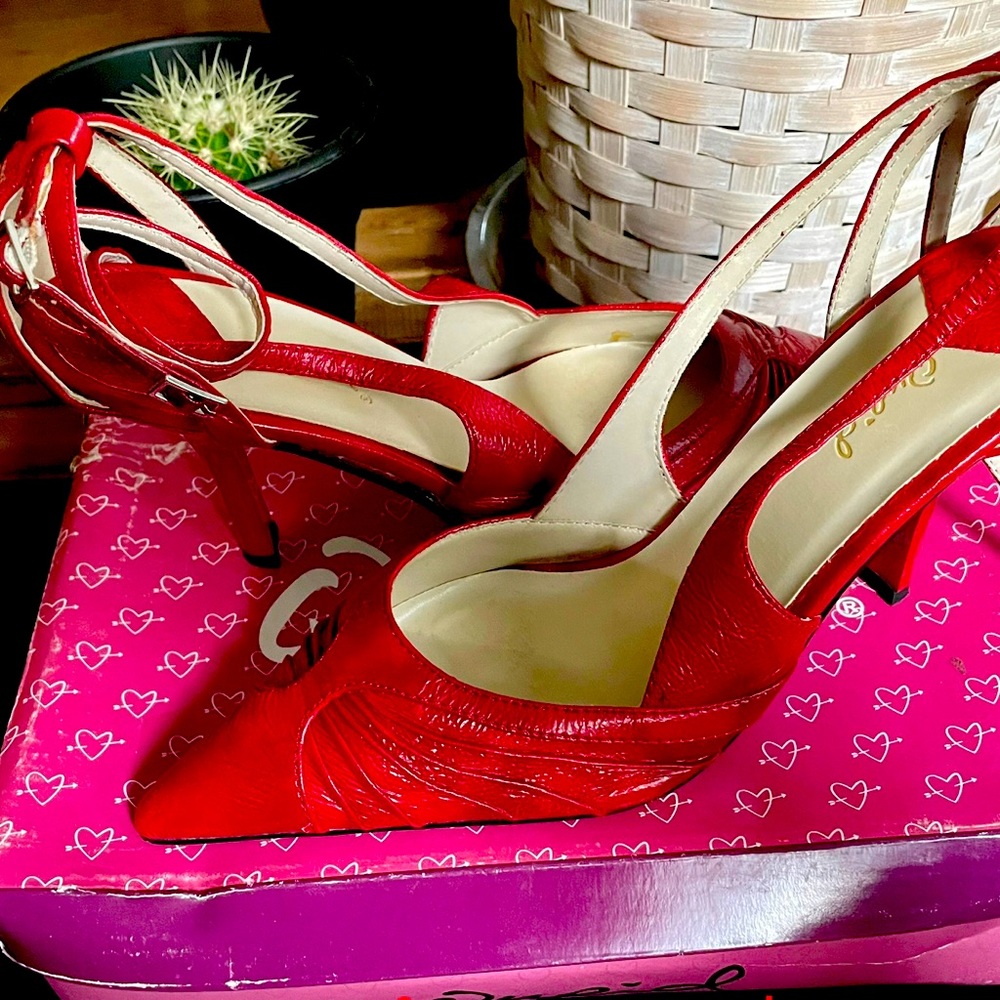 Do you need a pair of red heels In your life, you’re in luck, here they are!!!